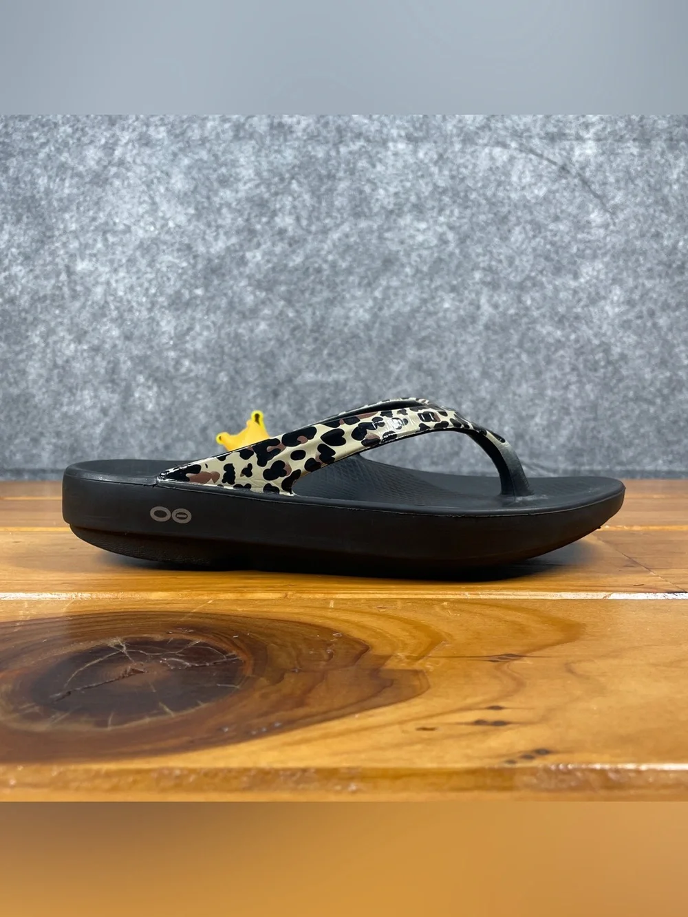 OOFOS OOlala Luxe WOMENS SIZE 8 Leopard Recovery Sandals Black Thong Flip Flops